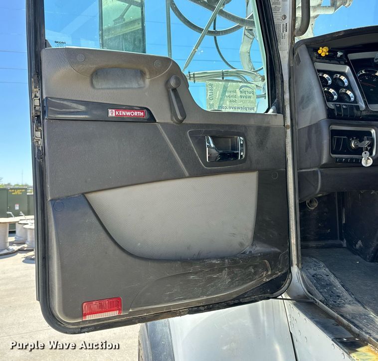 image for item DV1926 2012 Kenworth digger derrick truck