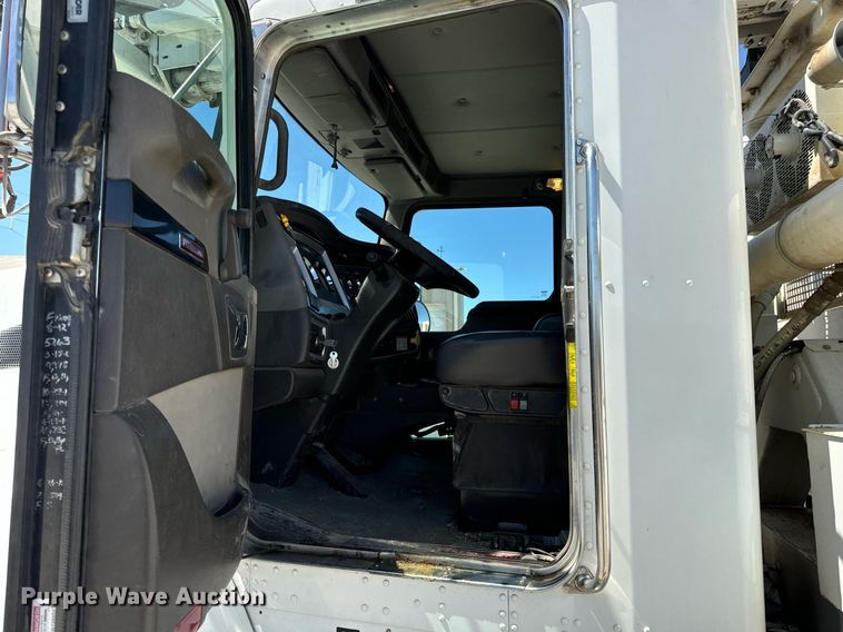 image for item DV1926 2012 Kenworth digger derrick truck