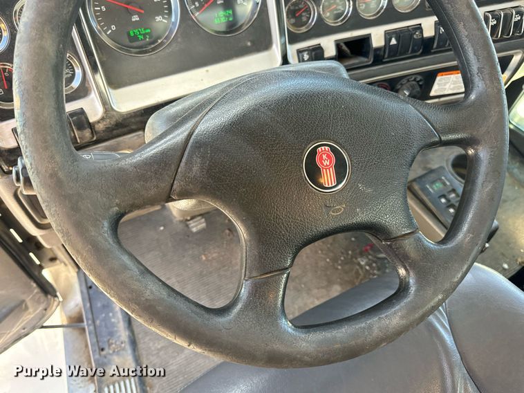 image for item DV1926 2012 Kenworth digger derrick truck