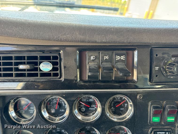 image for item DV1926 2012 Kenworth digger derrick truck