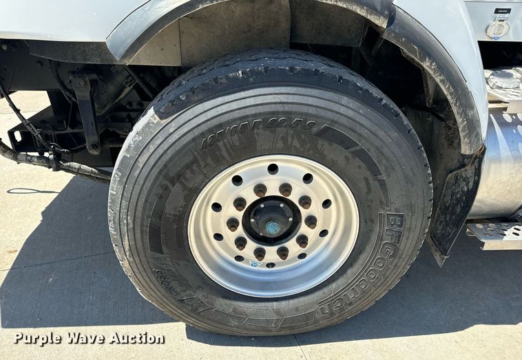 image for item DV1926 2012 Kenworth digger derrick truck