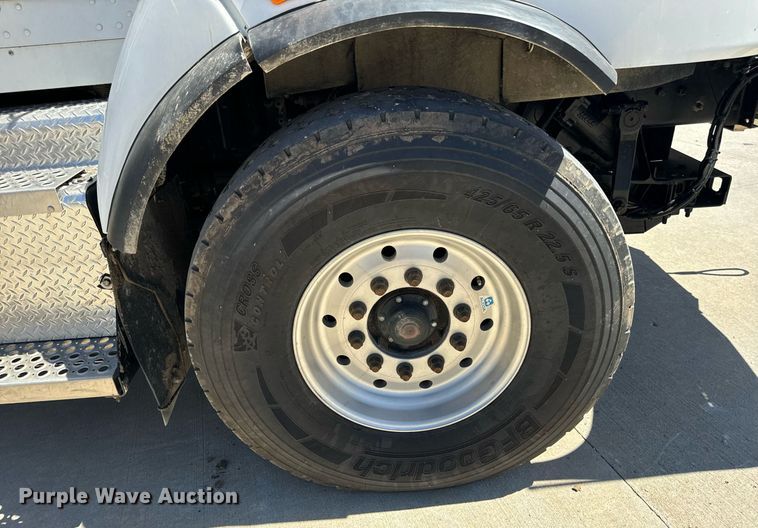 image for item DV1926 2012 Kenworth digger derrick truck