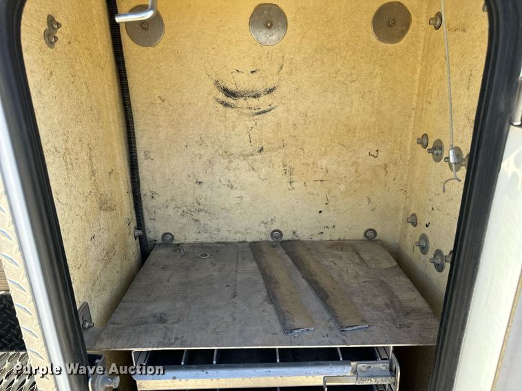 image for item DV1929 2014 Kenworth T370 bucket truck