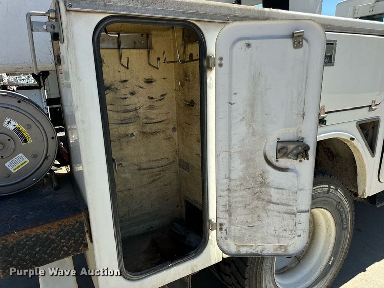 image for item DV1929 2014 Kenworth T370 bucket truck