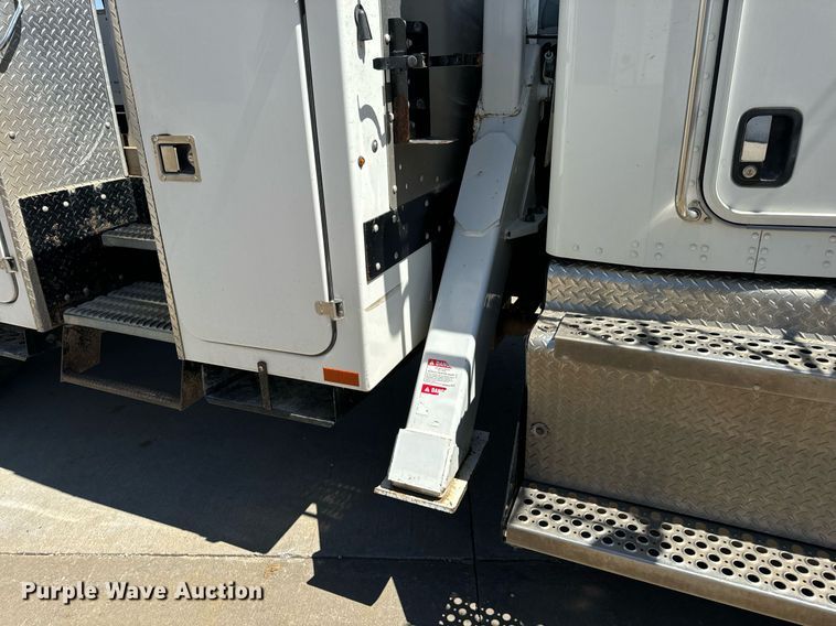 image for item DV1929 2014 Kenworth T370 bucket truck