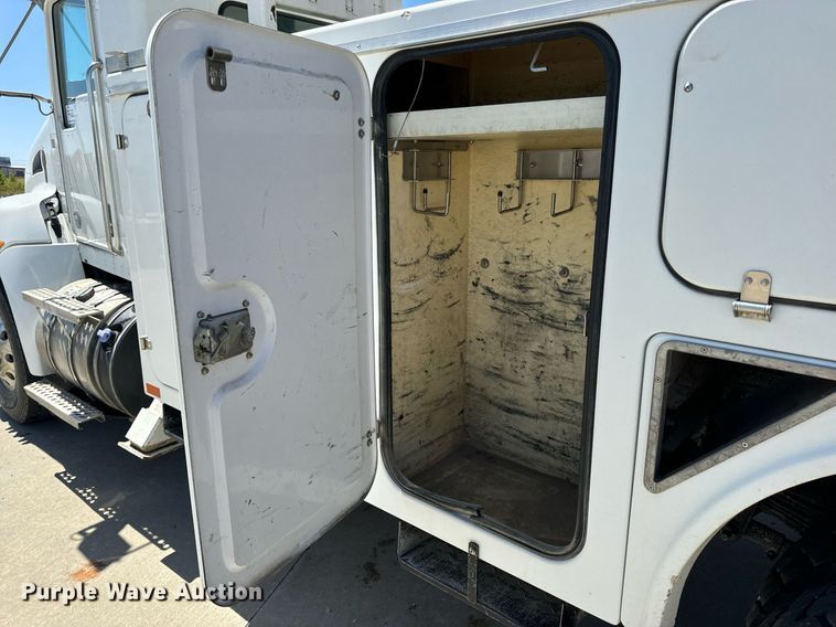 image for item DV1929 2014 Kenworth T370 bucket truck