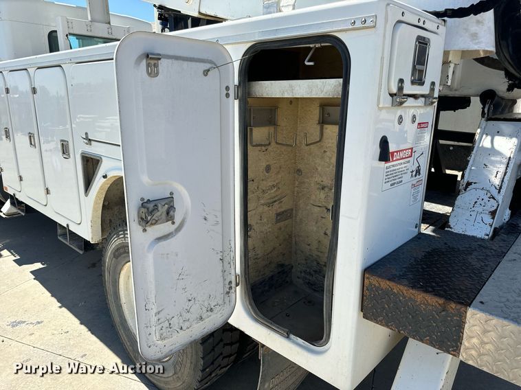 image for item DV1929 2014 Kenworth T370 bucket truck