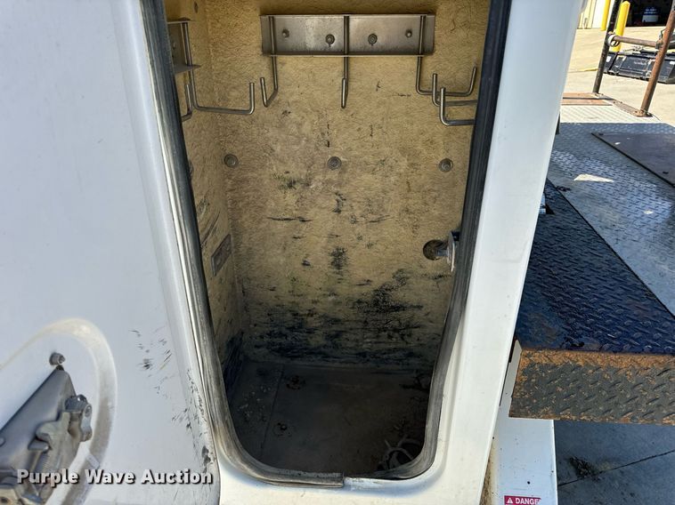 image for item DV1929 2014 Kenworth T370 bucket truck