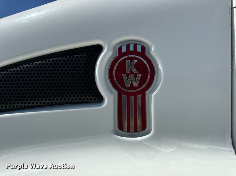 image for item DV1929 2014 Kenworth T370 bucket truck