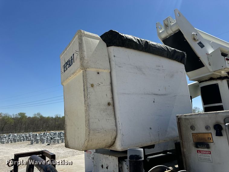 image for item DV1929 2014 Kenworth T370 bucket truck