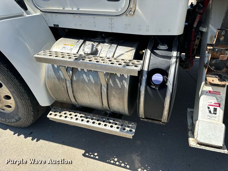 image for item DV1929 2014 Kenworth T370 bucket truck