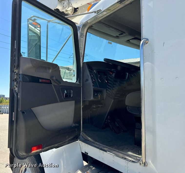 image for item DV1929 2014 Kenworth T370 bucket truck