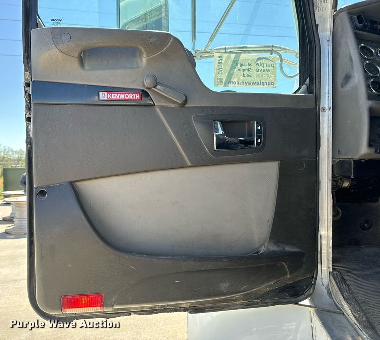 image for item DV1929 2014 Kenworth T370 bucket truck