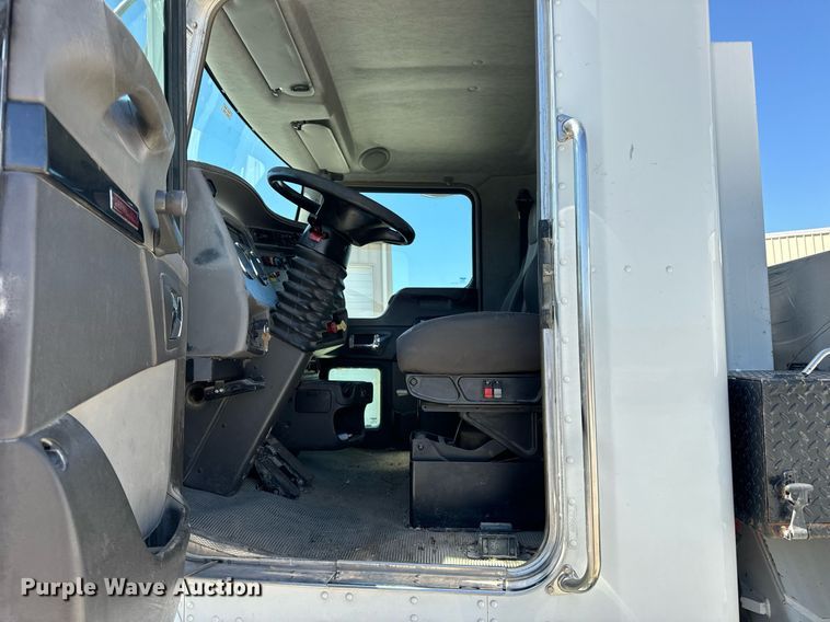 image for item DV1929 2014 Kenworth T370 bucket truck