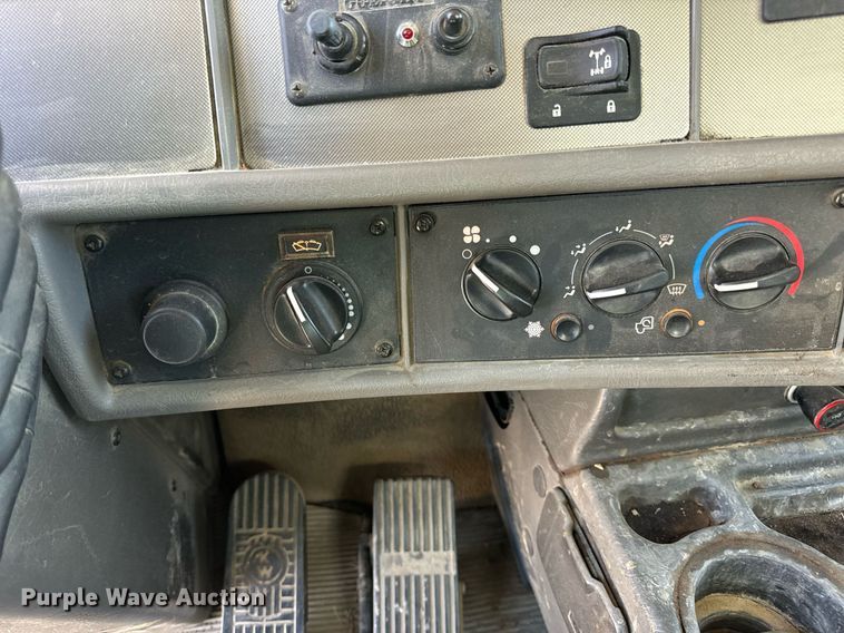 image for item DV1929 2014 Kenworth T370 bucket truck