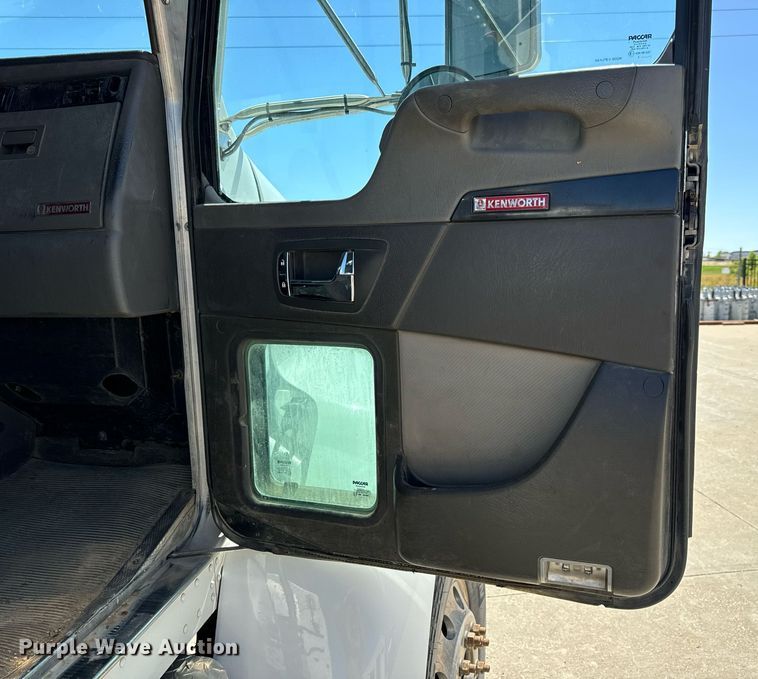 image for item DV1929 2014 Kenworth T370 bucket truck