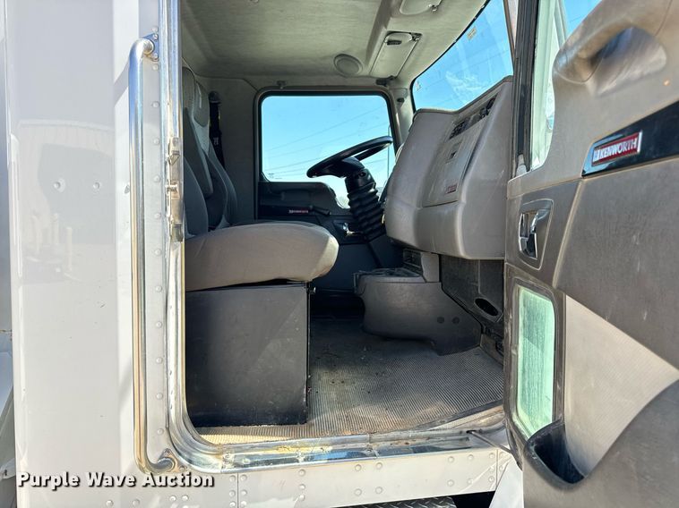 image for item DV1929 2014 Kenworth T370 bucket truck