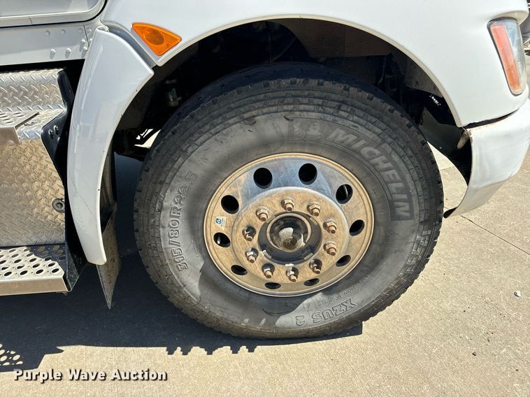 image for item DV1929 2014 Kenworth T370 bucket truck