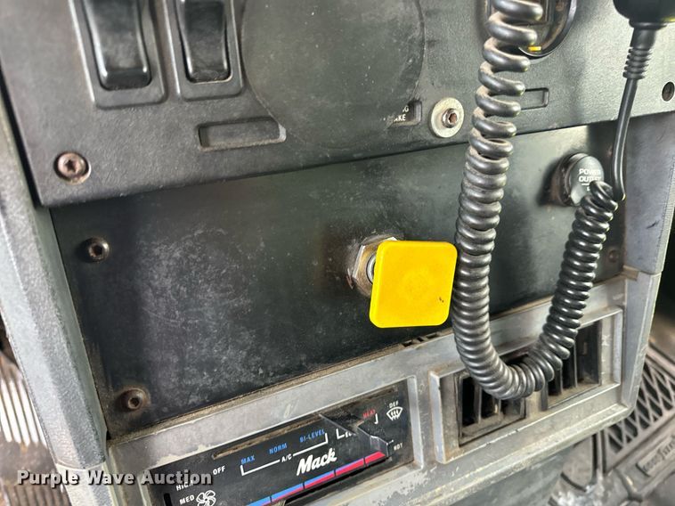 image for item DV1992 1998 Mack CL700 dump truck