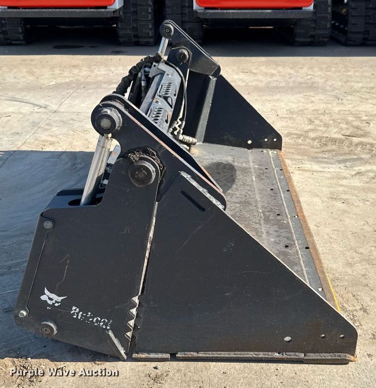 image for item DX8970 2007 Bobcat 68 Combo BKT skid steer bucket