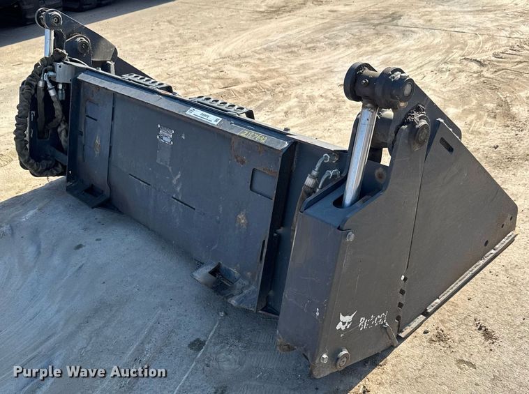 image for item DX8970 2007 Bobcat 68 Combo BKT skid steer bucket