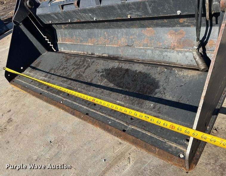 image for item DX8970 2007 Bobcat 68 Combo BKT skid steer bucket