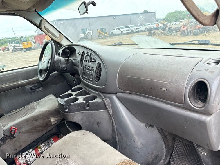 image for item DY8042 2006 Ford E350 Super Duty van