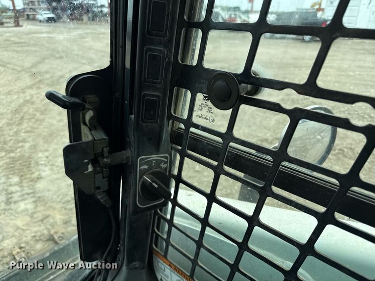 image for item DY8043 2016 Bobcat T750 tracked skid steer loader