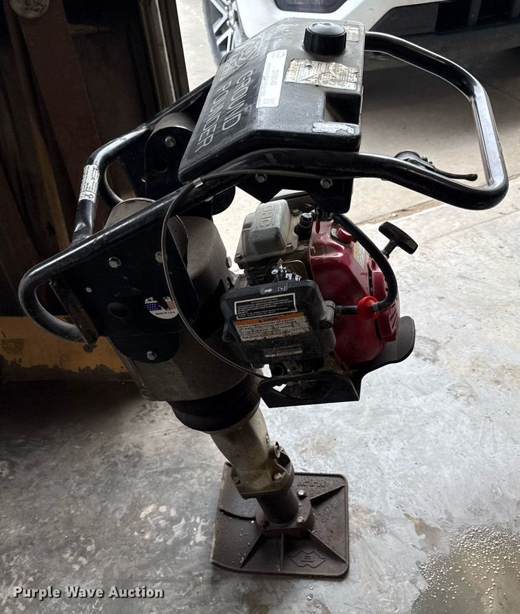 image for item DY8046 MBW Ground Pounder R422 plate compactor