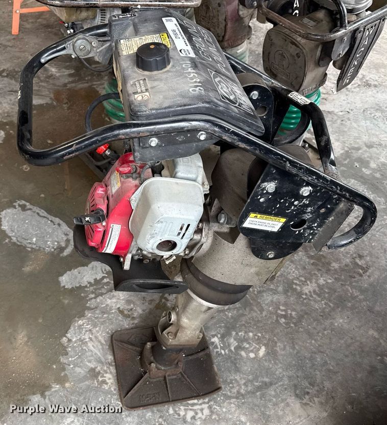 image for item DY8046 MBW Ground Pounder R422 plate compactor