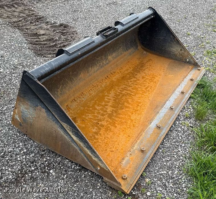 image for item DY8085 John Deere Worksite Pro C76 skid steer bucket