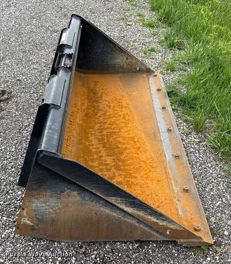 image for item DY8085 John Deere Worksite Pro C76 skid steer bucket