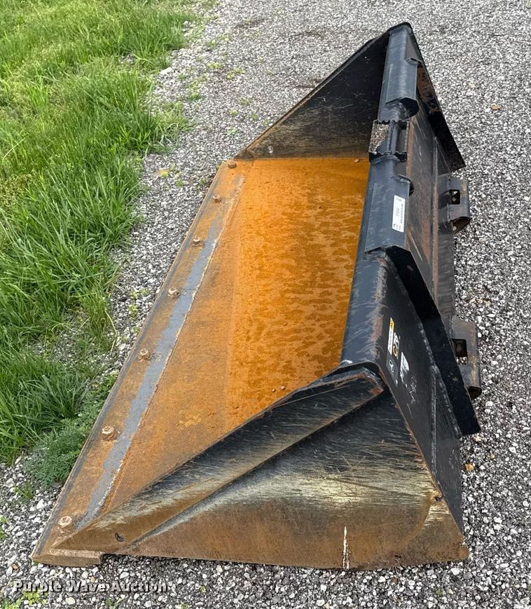 image for item DY8085 John Deere Worksite Pro C76 skid steer bucket