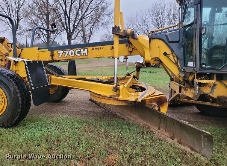 image for item EA2430 2002 John Deere 770CH Series II motor grader