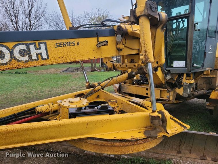 image for item EA2430 2002 John Deere 770CH Series II motor grader