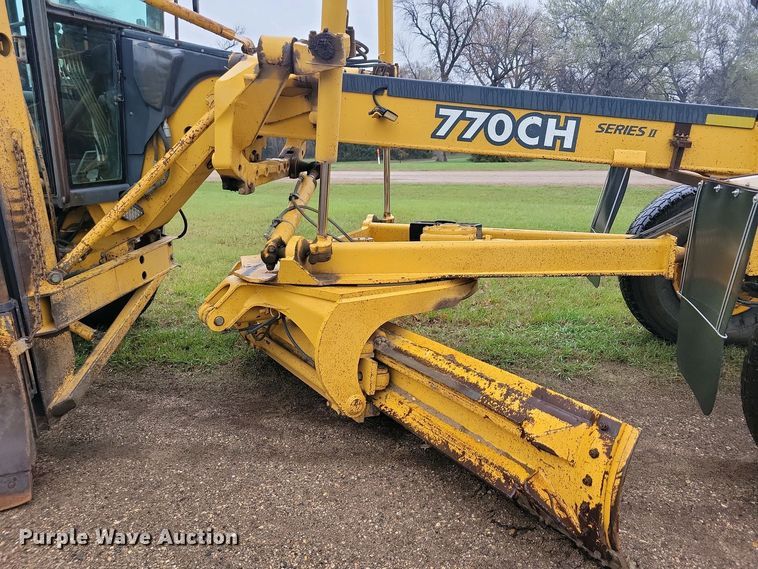 image for item EA2430 2002 John Deere 770CH Series II motor grader