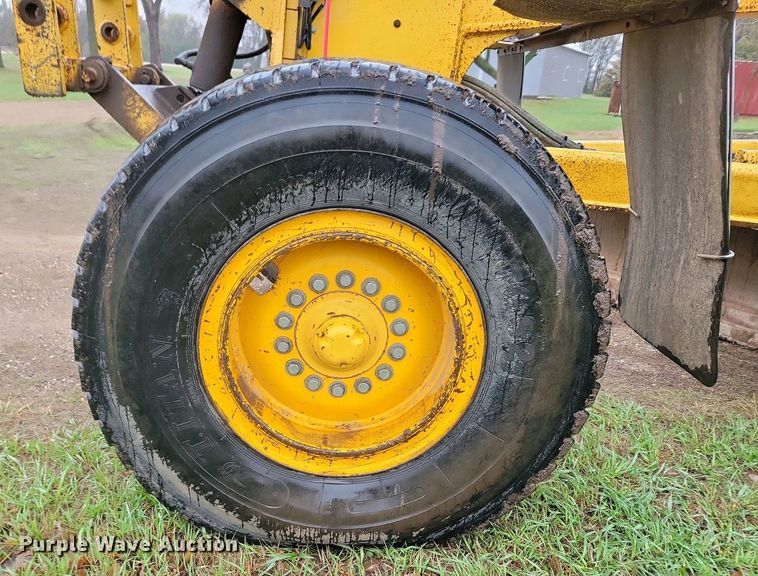 image for item EA2430 2002 John Deere 770CH Series II motor grader