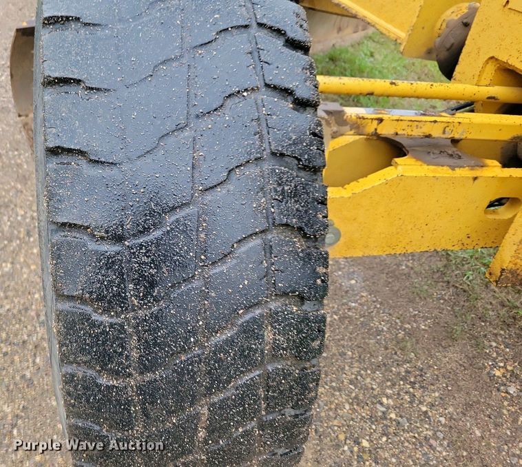 image for item EA2430 2002 John Deere 770CH Series II motor grader