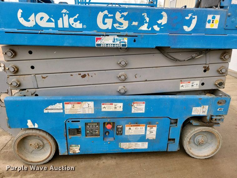 image for item EA2431 2014 Genie GS-1930 scissor lift