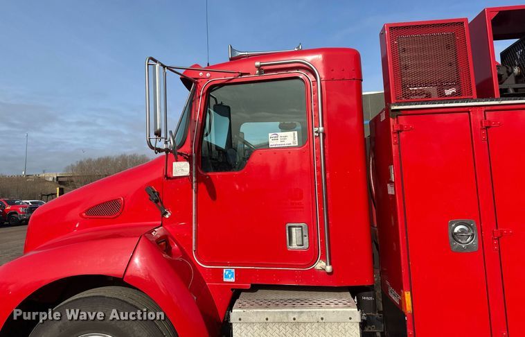 image for item EB2480 2000 Kenworth  T300 utility / service truck