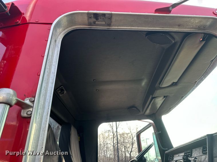 image for item EB2480 2000 Kenworth  T300 utility / service truck