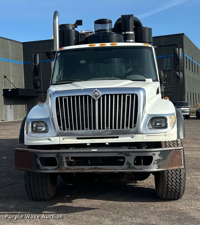 image for item EB2481 2007 International  7600 hydrovac truck
