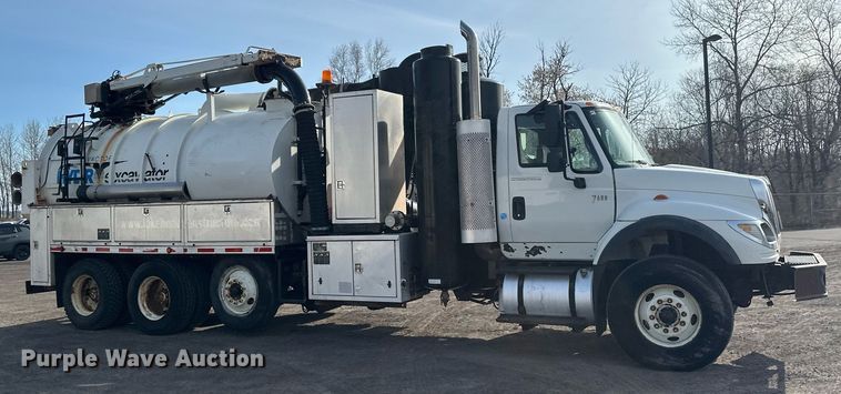 image for item EB2481 2007 International  7600 hydrovac truck