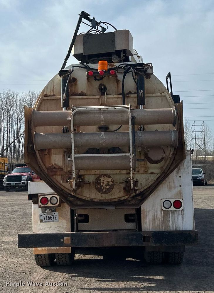 image for item EB2481 2007 International  7600 hydrovac truck
