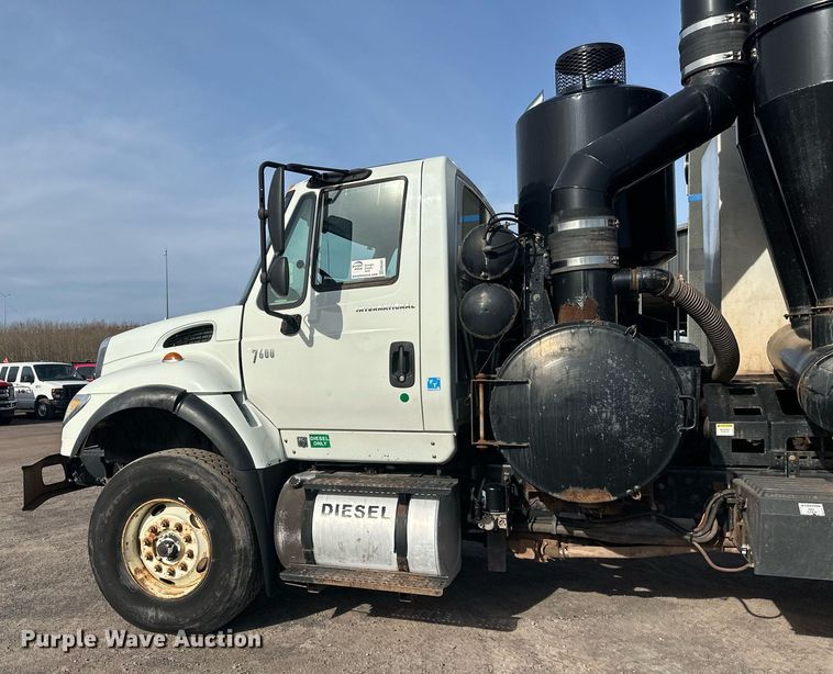 image for item EB2481 2007 International  7600 hydrovac truck
