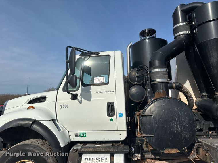 image for item EB2481 2007 International  7600 hydrovac truck