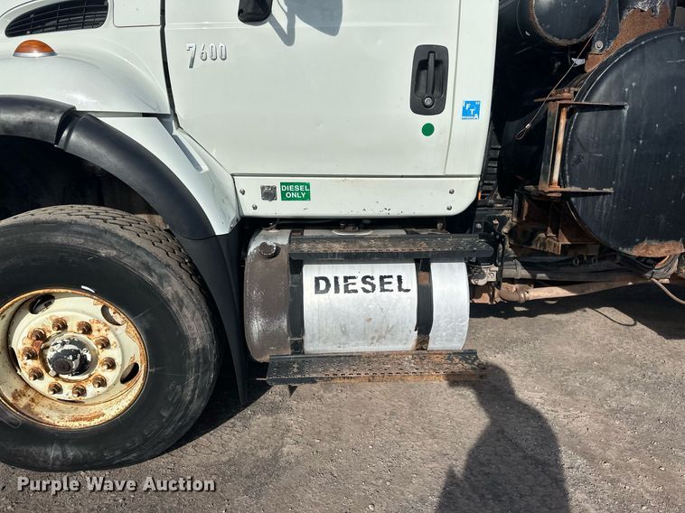 image for item EB2481 2007 International  7600 hydrovac truck