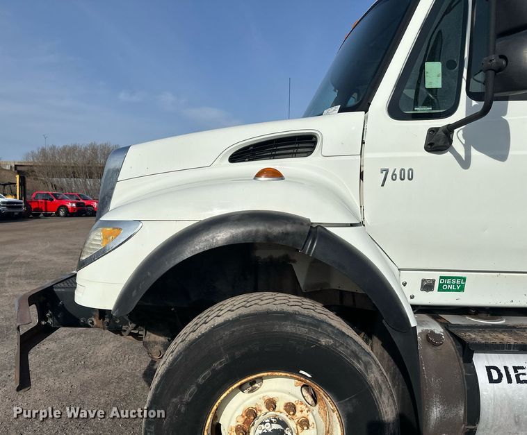 image for item EB2481 2007 International  7600 hydrovac truck