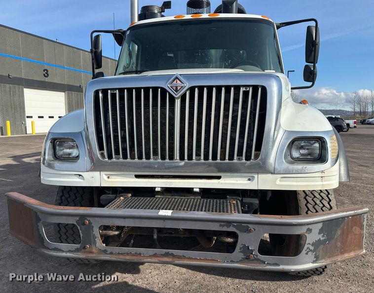 image for item EB2481 2007 International  7600 hydrovac truck