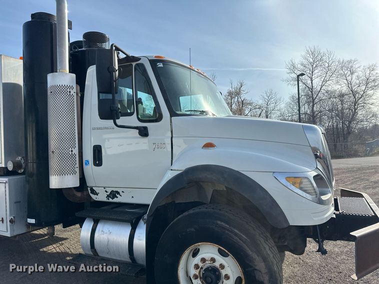 image for item EB2481 2007 International  7600 hydrovac truck